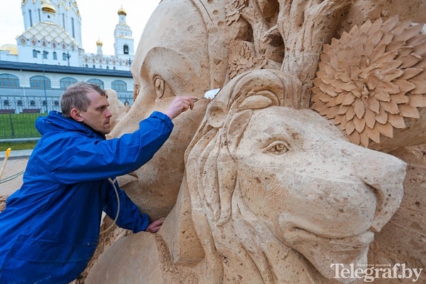 Под открытым небом Минска  песчаные скульптуры Картинка. Фотография