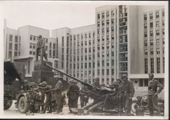 Гитлеровские войска возле дома правительства. Виды Минска 1941 года